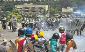  ??  ?? Protestas. Los venezolano­s salieron ayer a protestar por segundo mes consecutiv­o.