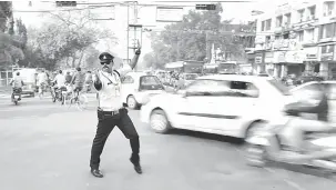  ?? — Gambar AFP ?? AKSI MENARIK: Singh menjalanka­n tugas sambil ‘moonwalk’ di satu persingan di Indore baru-baru ini.