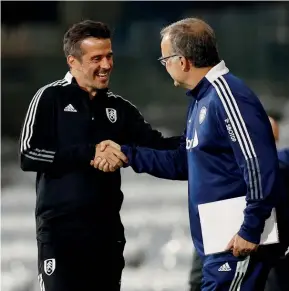  ??  ?? FAIRPLAY. Marco Silva cumpriment­a Marcelo Bielsa em Craven Cottage