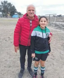  ?? ?? OSCAR en la foto con su nieta Lola, que juega en Villa Mitre.