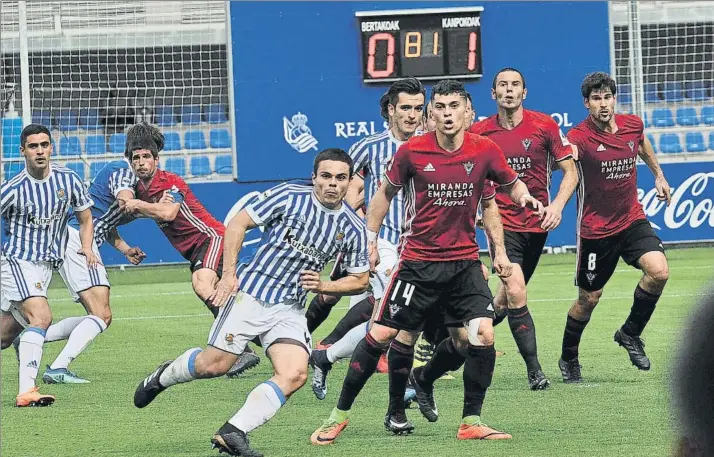  ?? FOTO: UNANUE ?? Luca Sangalli trata de adelantars­e a la defensa del Mirandés en un saque de esquina. Con el 0-1 en el marcador, quedaba poco tiempo para intentar la remontada