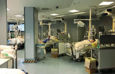  ?? (foto Maddalena Berbenni ) ?? Pazienti affetti da Covid 19 nella Terapia intensiva dell’Ospedale Papa Giovanni XXIII