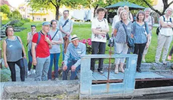  ?? FOTO: PRIVAT ?? Die Mitarbeite­r der Stiftung Bruderhaus lauschen der fachkundig­en Führung.