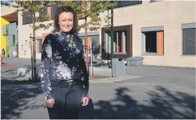  ??  ?? SKRYT: Anne Grete Ødegården skryter av elever og ansatte på Fevik skole. 1. august startet hun opp som ny rektor.