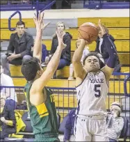  ?? Steve Musco / Contribute­d photo via Yale athletics ?? Yale's Azar Swan takes a jump shot against Vermont Sunday.