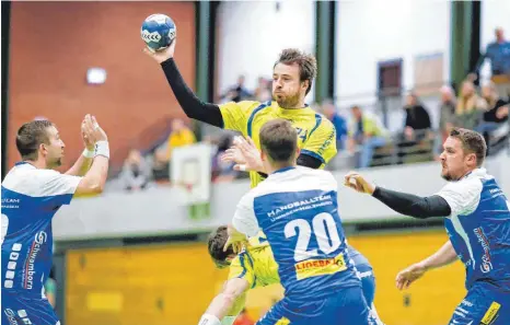  ?? FOTO: VOLKER STROHMAIER ?? Daniel Krais (am Ball) erzielte acht Treffer für die TG Biberach, die Uhingen-Holzhausen mit 32:24 schlug.