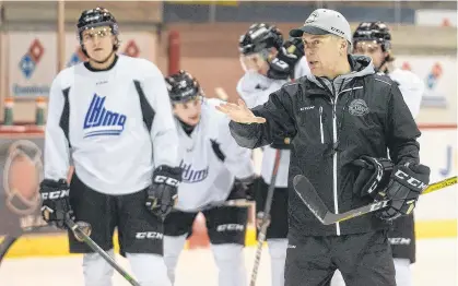  ?? JASON MALLOY • THE GUARDIAN ?? Charlottet­own Islanders head coach Jim Hulton goes over positionin­g with his players during a recent practice at the Eastlink Centre.