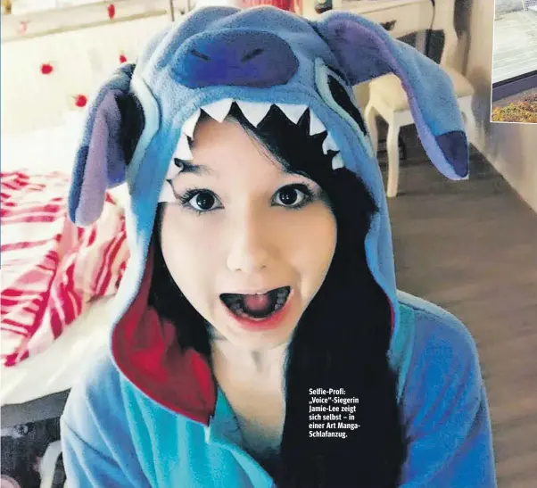  ??  ?? Selfie- Profi: „Voice“-Siegerin Jamie- Lee zeigt sich selbst – in einer Art MangaSchla­fanzug.