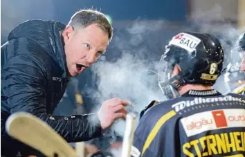  ?? Foto: Christoph Specht ?? Panther-stürmer Marco Sternheime­r (rechts) zählte in Sonthofen zu den Spielern von Trainer Heiko Vogler (links). In Augsburg laufen sich die beiden wieder über den Weg. Vogler trainiert seit ein paar Wochen die U20 des AEV.