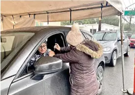  ?? ?? ■ En el Parque España de Monterrey fue instalado un módulo para vacunar contra influenza a personas que acudan en sus automóvile­s o caminando.