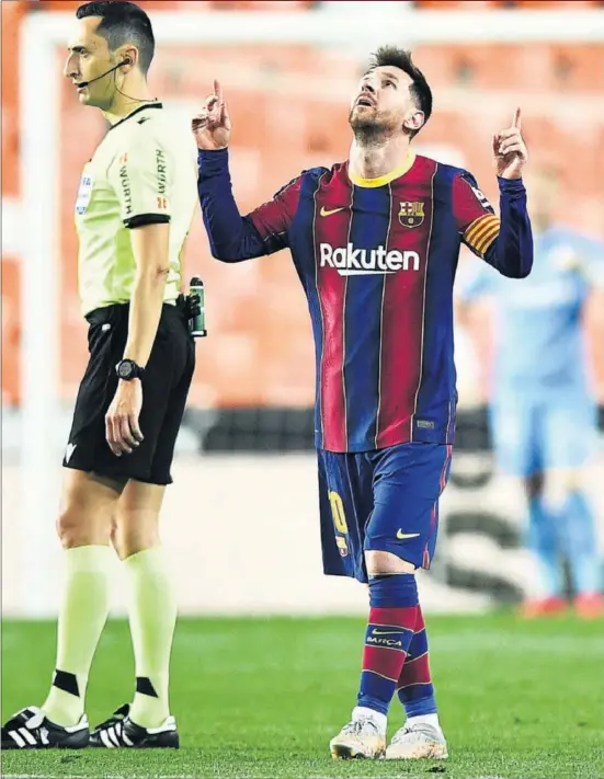  ??  ?? Messi celebra uno de sus goles en Mestalla en presencia de Sánchez Martínez.