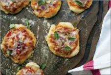  ?? CARRIE CROW VIA AP ?? This photo shows mini pizzas in New York. This dish is from a recipe by Katie Workman.