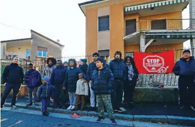  ??  ?? Un momento
della manifestaz­ione del collettivo
«Diritti per tutti» davanti
alla casa del delitto Donegani L’abitazione è stata a lungo
occupata