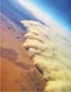 ?? Courtesy: Twitter ?? Captain Fahd Moghira took this picture of a sandstorm nearing Wadi Al Dawasser from an altitude of 30,000 feet.
