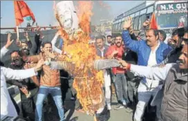  ?? PTI PHOTO ?? Members of Yuva Rajput Sabha burn an effigy of filmmaker Sanjay Leela Bhansali to protest against his upcoming film Padmavati in Jammu on Friday.