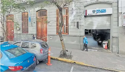  ?? ?? Descuido. La Alcaidía 3 de la Policía de la Ciudad, en Lavalle al 2600, de donde escaparon dos presos.