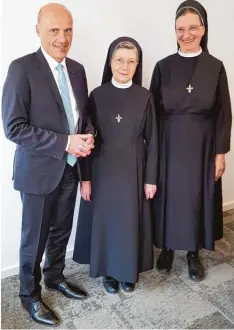  ?? Foto: Kliniken St. Elisabeth ?? Gruppenfot­o am Rande der Vertragsun­terzeichnu­ng mit (von links) KJF Direktor Mar kus Mayer, Generalobe­rin Schwester Maria Goretti Böck und Generalvik­arin Schwes ter Andrea Bahrholz.