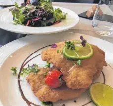  ?? FOTO: ERICH NYFFENEGGE­R ?? Knusprige und luftige Panade, saftiges Kalbfleisc­h – das Wiener Schnitzel im Hermes.