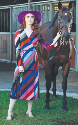  ?? Picture: LIAM KIDSTON ?? Former Miss World Australia Tess Alexander with Doomben 10,000 favourite Redzel, who is chasing his second successive win in the Group 1 race today.