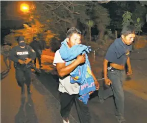  ??  ?? Operativo. Además de las capturas, la Policía llevó a cabo cuatro allanamien­tos en las viviendas de los detenidos.