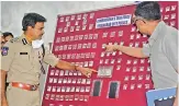  ?? DEEPAK DESHPANDE ?? City police comissione­r C.V. Anand examines the drugs seized on Thursday. —
