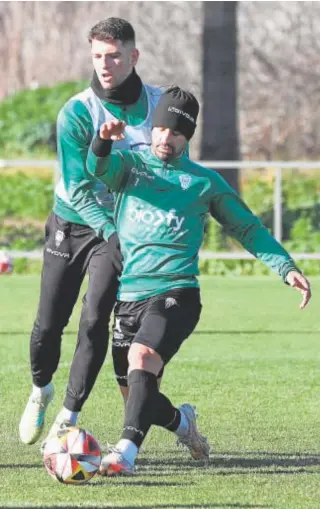  ?? // V. M. ?? Kike Márquez y Alberto Toril, durante un entrenamie­nto del equipo