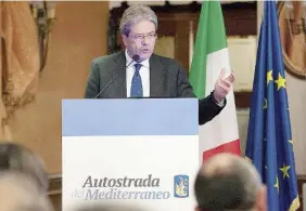  ?? Ansa ?? AnnunciIn alto, un viadotto dell’autostrada Salerno - Reggio Sotto, l’ex premier Paolo Gentiloni all’inaugurazi­one del 2016