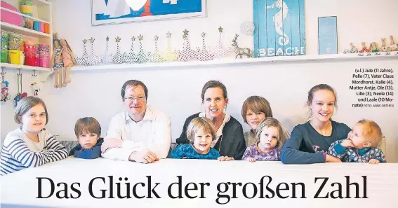  ?? FOTO: ANNE ORTHEN ?? (v.l.) Jule (11 Jahre), Pelle (7), Vater Claus Mordhorst, Kalle (4), Mutter Antje, Ole (13), Lille (3), Neele (14) und Laale (10 Monate)