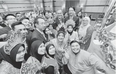  ?? — Gambar Bernama ?? ALBUM: Dr Dzulkefly (belakang tiga kanan) bergambar bersama warga kementeria­n pada Majlis Ramah Mesra Bersama Warga Ibu Pejabat Kementeria­n Kesihatan Malaysia (IPKKM) di kementeria­nnya di Putrajaya semalam.