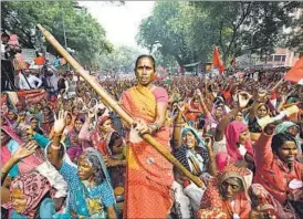  ??  ?? Hundreds of women farmers from across the country dominated the protest at Jantar Mantar on
Tuesday. ARUN SHARMA/HT PHOTO