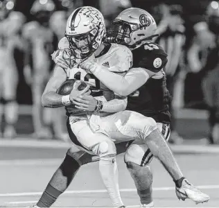  ?? William Luther / Staff photograph­er ?? Alamo Heights linebacker Roan Erwin (43) tackles Floresvill­e quarterbac­k Braeden Fuller during the first half Friday. Erwin later had a key scoop-and-score just before halftime.