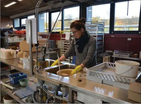  ??  ?? Mens der arbejdes på de store planer er bygningen allerede taget i brug. Blandt andet er der aktivitet på de arkaeologi­ske vaerkstede­r. Foto Skanderbor­g Museum.