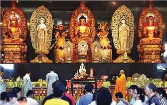 ?? AHMAD KHUSAINI/JAWA POS ?? RAYAKAN HARI SUCI: Umat Buddha beribadah di Vihara Mahavira, Pasar Besar Wetan, Alun-Alun Contong, kemarin (29/5).