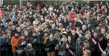  ?? | PHOTO : MARC OLLIVIER/OUEST-FRANCE ?? Autour de 900 personnes se sont rassemblée­s, hier en fin de matinée, pour défendre le projet d’un nouvel hôpital à Redon (Ille-et-Vilaine).