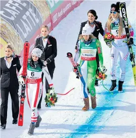  ??  ?? Stephanie Venier marschiert vorneweg. US-Star Lindsey Vonn (hinter Stuhec) hatte sie auch im Rennen hinter sich gelassen.