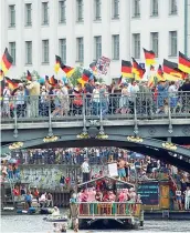  ??  ?? «Duello» Sopra, il corteo dell’afd di ieri a Berlino. A sinistra la sfilata degli antirazzis­ti che ha seguito il percorso della vecchia «Love Parade» (Epa/getty)