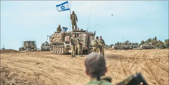  ?? CEDOC PERFIL ?? AVANZADA. El ejército de Israel replicó los ataques de Hamas y se prepara para entrar a Gaza.