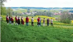  ?? Archivfoto: Hermann Schmid ?? Die Regionalen­twicklung Augsburg Land West lädt zu geführten Wanderunge­n auf dem Staudenmed­itationswe­g ein, hier im Neufnachta­l mit einem Blick auf Mittelneuf nach.