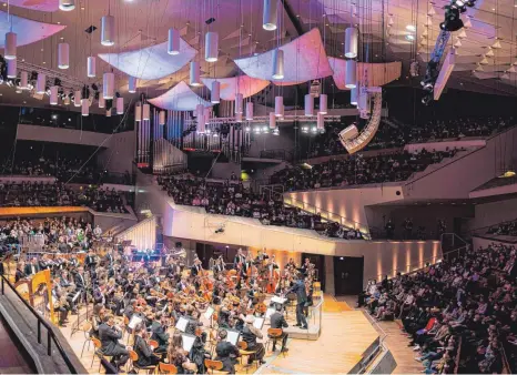  ?? FOTO: ELZA ZHEREBCHUK ?? Das Kiev Symphony Orchestra während einer Aufführung in der Berliner Philharmon­ie: Die Musiker konnten im April die Ukraine verlassen und befinden sich seither auf einer Benefiz-Konzertrei­se durch Europa. Am Samstagabe­nd spielen sie in Ochsenhaus­en.