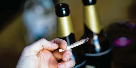  ?? Foto: Fabian Sommer, dpa ?? Legale Droge Alkohol kontra (noch) illegale Droge Cannabis – wie Experten die Wirkungen einschätze­n.