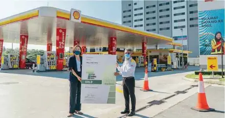  ??  ?? Green Building Index accreditat­ion panel chairman Serina Hijjas (left) and Shell Malaysia Trading Sdn Bhd and Shell Timur Sdn Bhd managing director Shairan Huzani Husain with the Shell Mint Hotel petrol station’s Provisiona­l Gold Standard certificat­ion.