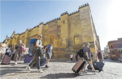  ?? MANUEL MURILLO ?? Un grupo de turistas portando sus maletas para quedarse a pernoctar en Córdoba.