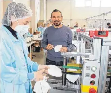  ?? ARCHIVFOTO: PREUSS ?? Thomas Vosseler, Geschäftsf­ührer von Univent Medical, präsentier­t im Dezember vergangene­n Jahres die Maskenprod­uktion des Unternehme­ns in Schwenning­en. Momentan steht ebendiese Produktion still.