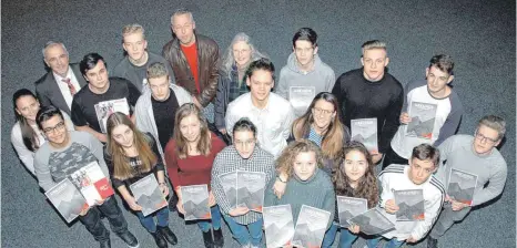  ?? FOTO: KREISSPARK­ASSE BIBERACH ?? Die Siegerteam­s mit ihren Lehrern sowie Vanessa Fränkel und Josef Ege von der Kreisspark­asse Biberach.