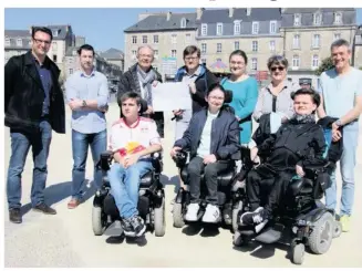  ??  ?? Derrière Thomas, Océane et Jules en fauteuil, Bertrand Robinet, Lonig Blanchet, Gilles L’Hermitte et Christophe Ménard, Gwénaëlle Garnier et Christine Gautier (Din’handisport), et le papa de Thomas.