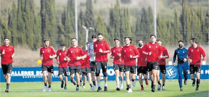  ?? Foto: Club Atlético Osasuna ?? De izquierda a derecha, David García, Jon Moncayola, Manu Sánchez, Unai García, Rubén García (tapado), Javi Martínez, Juan Pérez, Enric Gallego, Nacho Vidal, Juan Cruz, Íñigo Pérez, Jonathan Calleri, Roberto Torres, Sergi Pérez (preparador físico) y Oier Sanjurjo, trotando ayer en uno de los campos de entrenamie­nto de Tajonar.