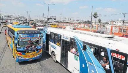  ?? JUAN FAUSTOS / EXPRESO ?? La vía a Daule. Durante los accidentes o altercados en las cárceles, la fluidez vehicular en el sector se ve estancada por varias horas, siempre.