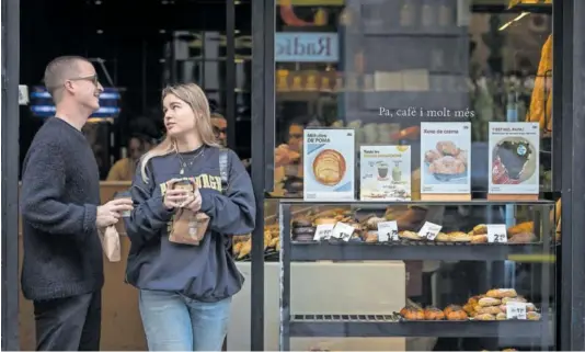  ?? ALBERT GARCIA ?? Establecim­iento de la cadena de panaderías y cafeterías 365 en la calle de la Princesa, el miércoles.