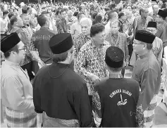  ??  ?? Mawan (front, facing camera) greets the guests upon his arrival at SJKC Min Syn hall.