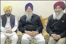  ?? HT FILE ?? Punjab AAP president and Sangrur MP Bhagwant Mann with SAD (Taksali) president and Khadoor Sahib MP Ranjit Singh Brahmpura and his son Ravinder Singh Brahmpura in Amritsar.